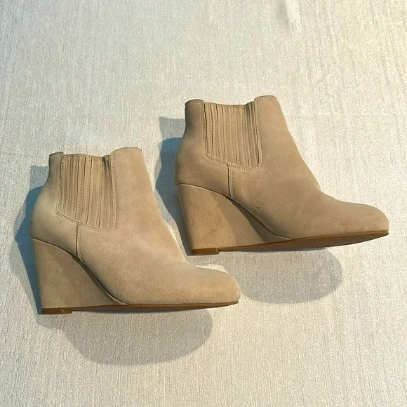 Saks Fifth Avenue Women’s Ankle Booties Cream Color W/ Fur lined inside Size 5 - Picture 2 of 16